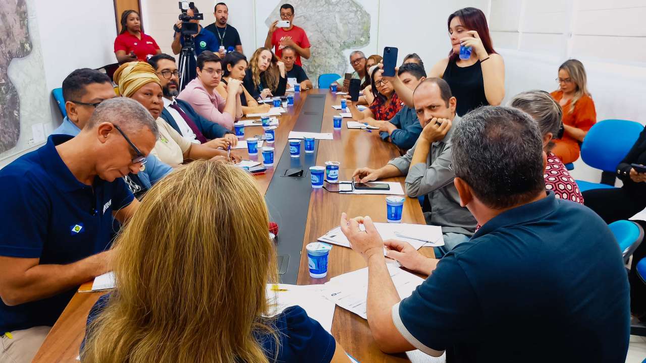 Prefeita sanciona lei e garante recomposição aos servidores da Educação