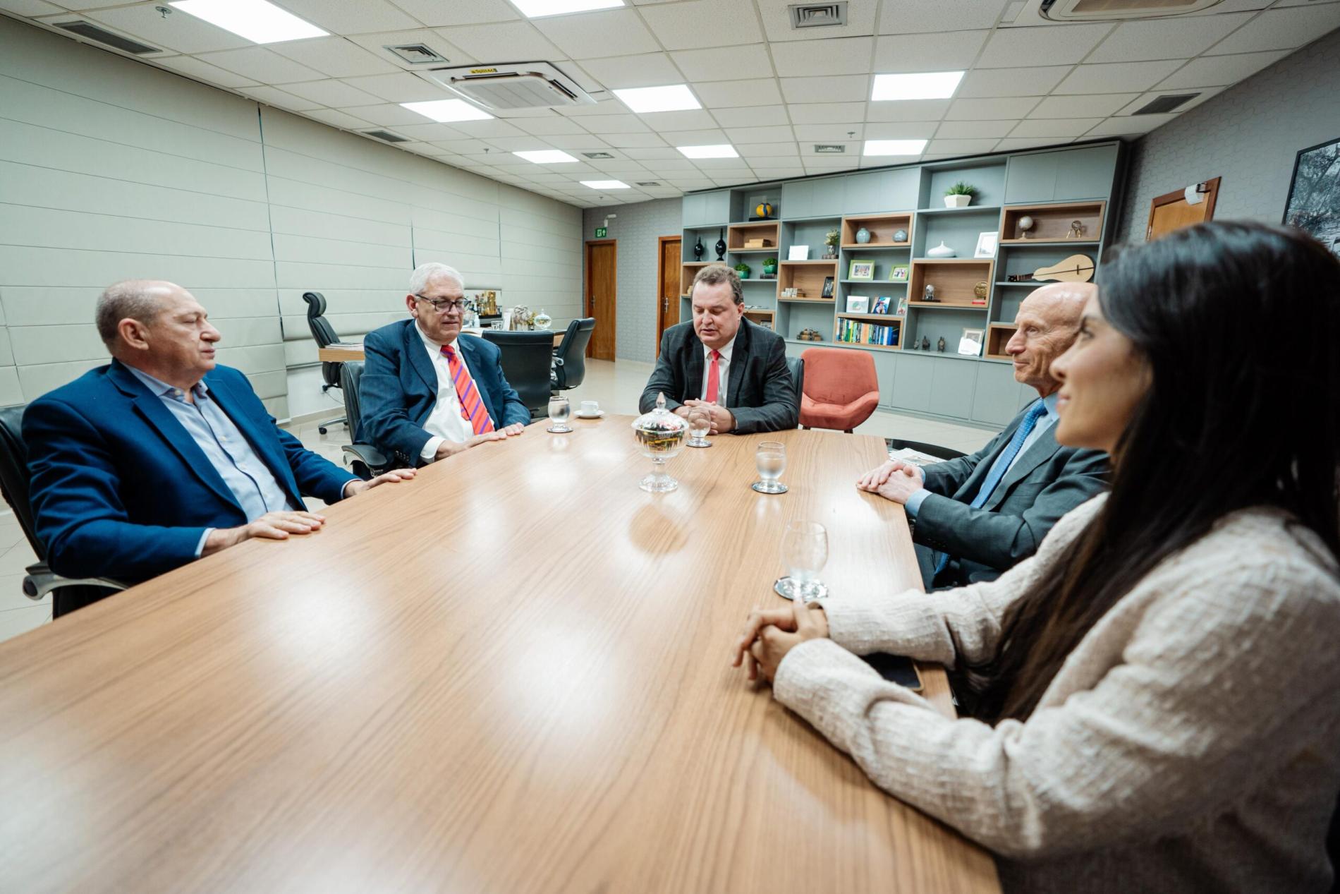 Max Russi recebe representantes de multinacional que apresenta projeto sustentável de fertilizante para Mato Grosso