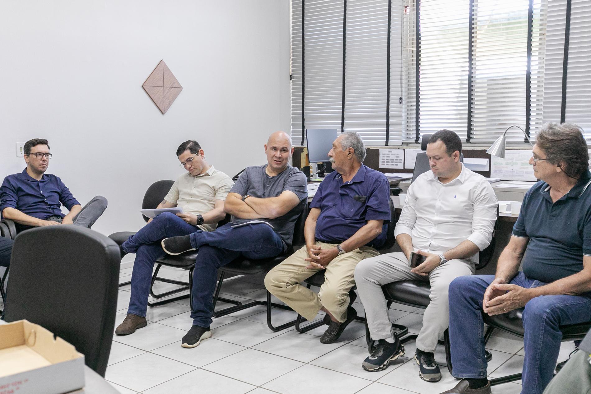 Prefeito discute projetos de modernização na construção civil