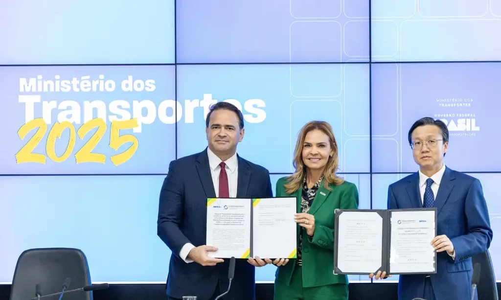 Brasil e China assinam acordo para estudar ferrovia de MT até o Peru