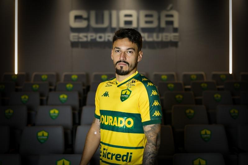Cuiabá oficializa contratação de meio-campista que atuava na Arábia