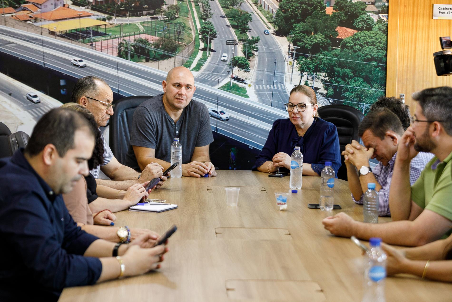 Prefeito remaneja orçamento e garante 13 de férias para professores