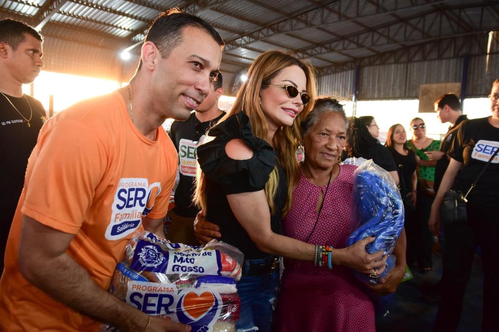 Primeira-dama de MT entrega cestas de alimentos, cobertores e brinquedos durante Mutirão da Cidadania em Cuiabá