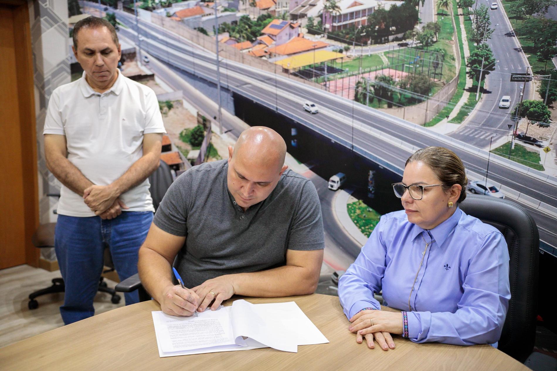 Lei sancionada pelo prefeito institui selo Cuiabá Protege Mulheres