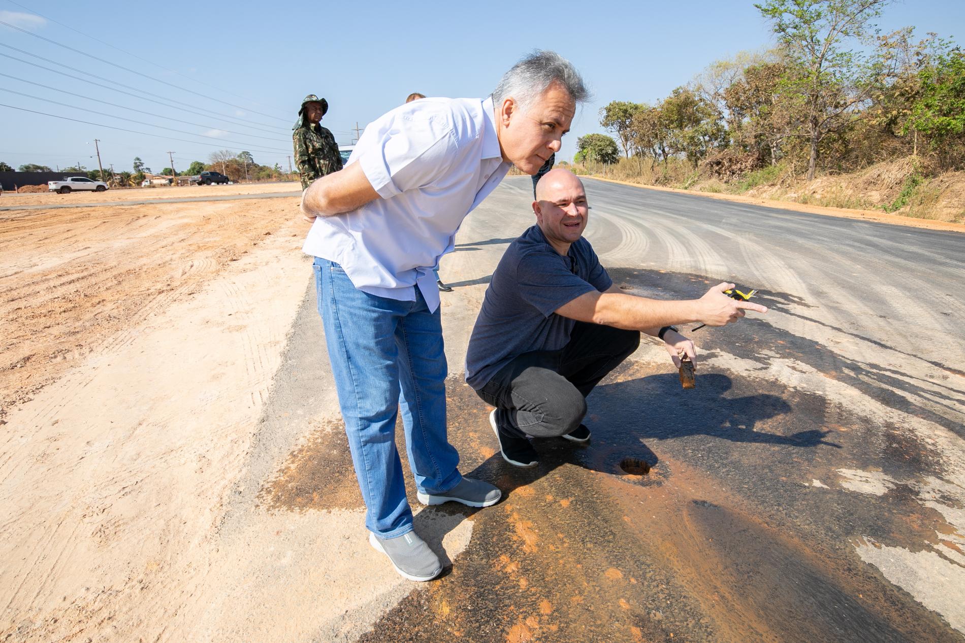 Prefeito fiscaliza pavimentação e ouve demandas da comunidade