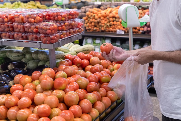 Dez de 13 produtos da cesta básica tiveram queda em agosto em Cuiabá