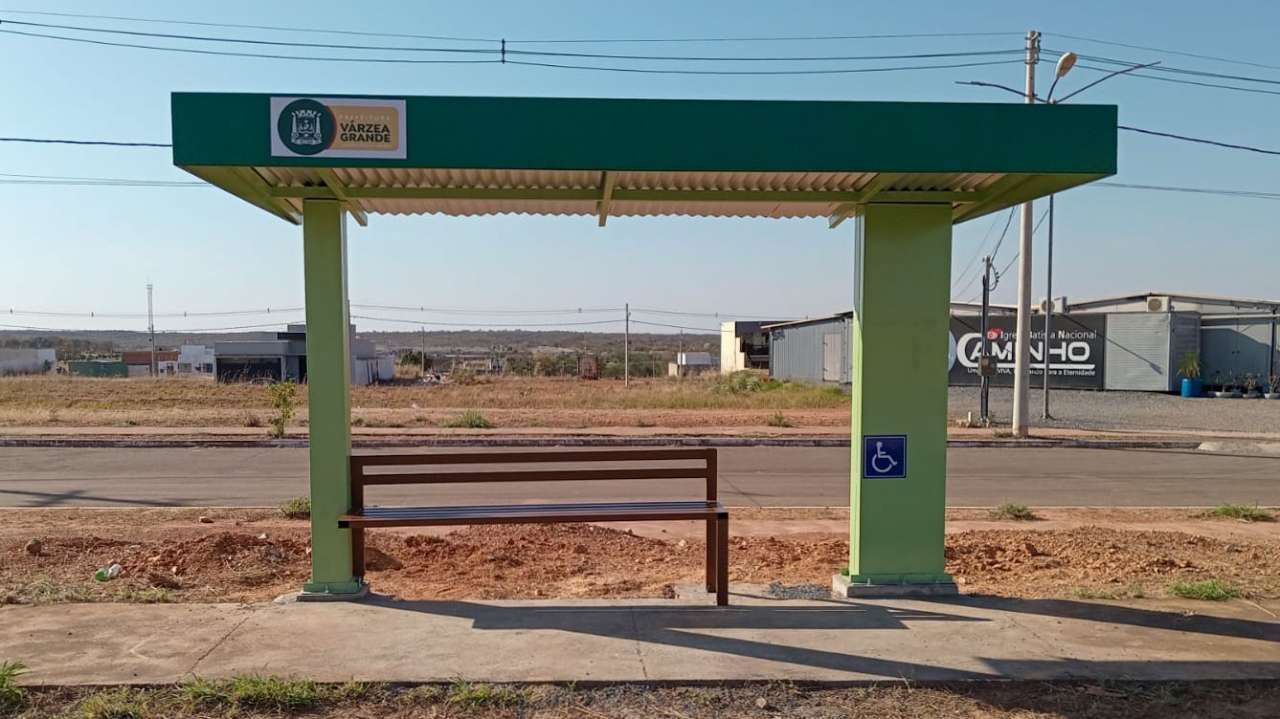 Várzea Grande amplia rede de pontos de ônibus com 34 novos abrigos entregues