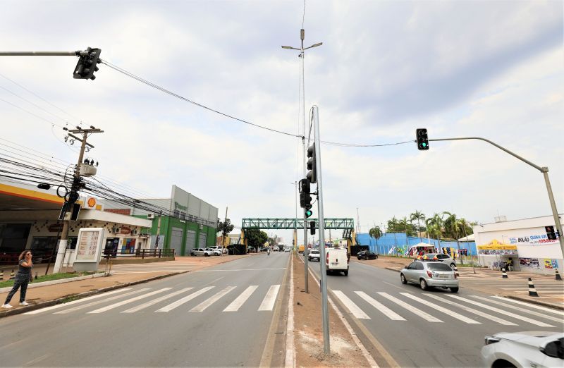 Semob implanta semáforo acionado por botoeira na Avenida Fernando Corrêa